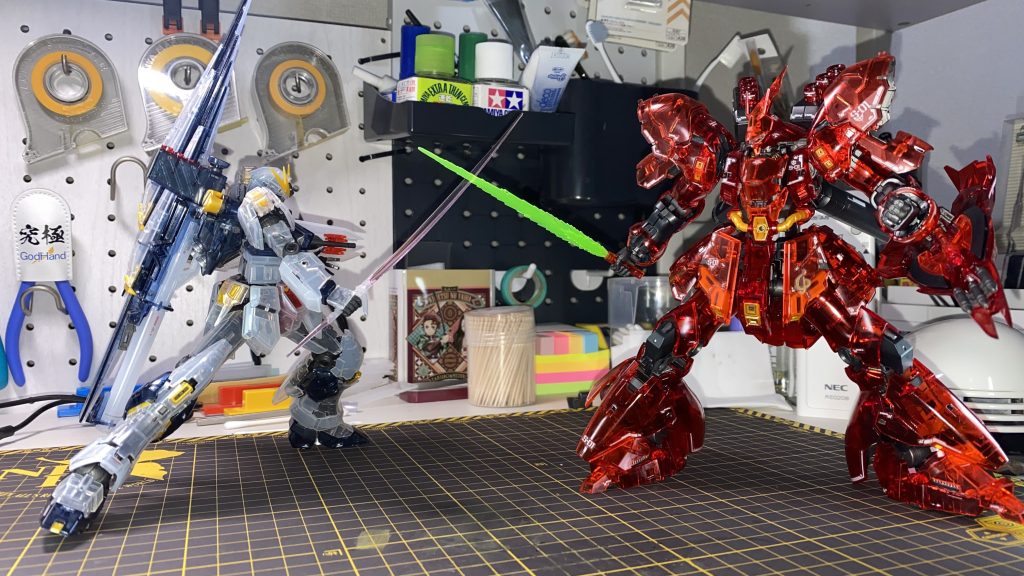 同じくクリアカラーのνガンダムと。