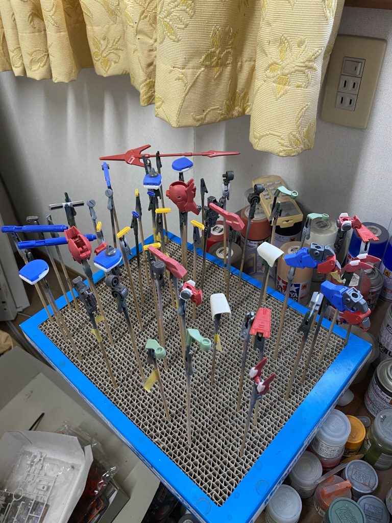 塗装準備 串打ち3年 塗り8年。フォルムネタのパラスアテネは黄緑なんですが好みでは無いので濃いグリーンに。ついでに差し色でもう一捻りする事に。