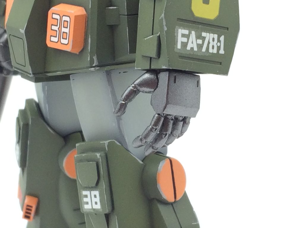 左手は流用パーツで平手を用意。表情が出ますね。