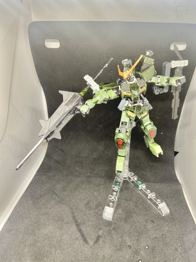 メイスの内部をいじっており、HGではオミットされているパイルバンカーを独自の解釈で再現させてもらいました、パイルの発射方法が劇中で説明されてなかったと思うのでメイスにグリップを取り付けグリップのトリガーを押すことで発射される方式にしました、バルバトスの切り札的な武装として使っています。