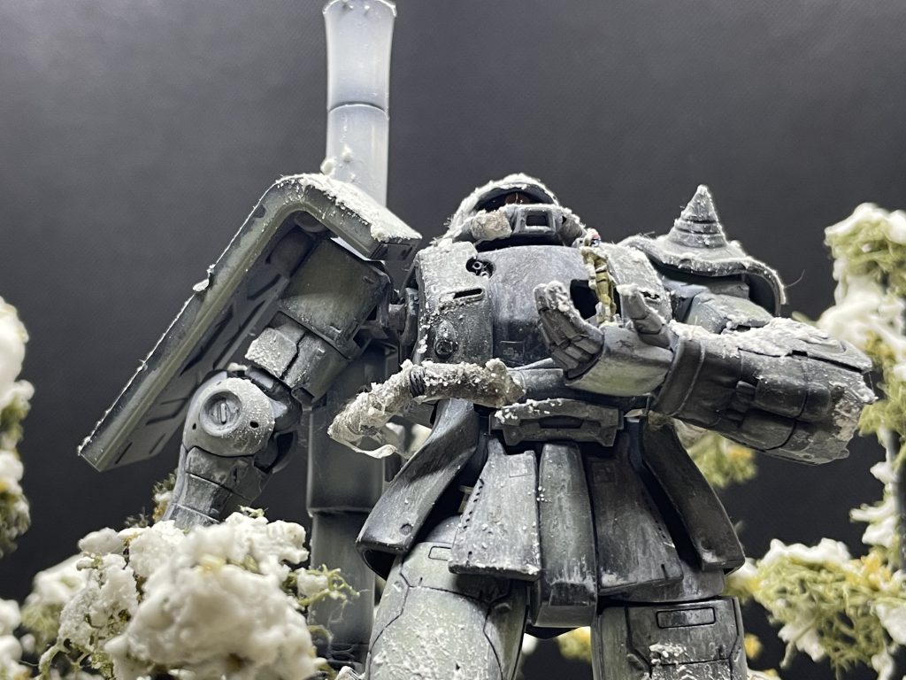 ザクの塗装は通常のザクⅡの配色を黒立ちで吹いた後にウェザリング、最後に水性塗料で冬季迷彩がはがれたイメージで塗っています。動力パイプは保温のためボロ切れで覆われています。