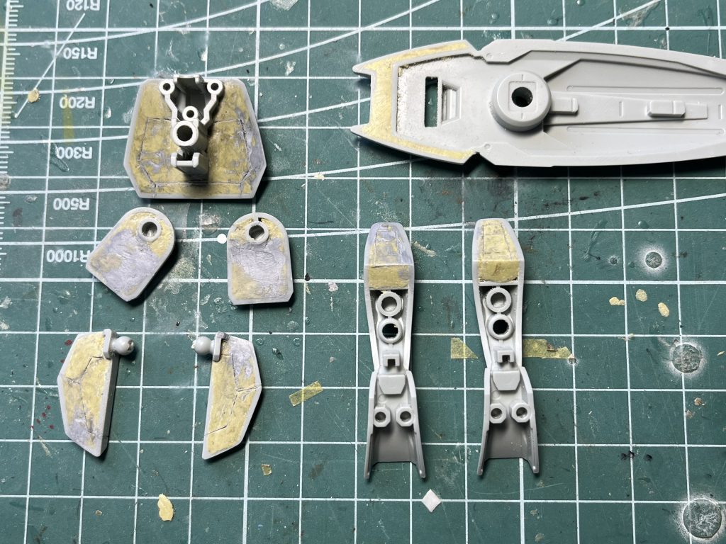 各部肉抜きをパテで埋めてました。