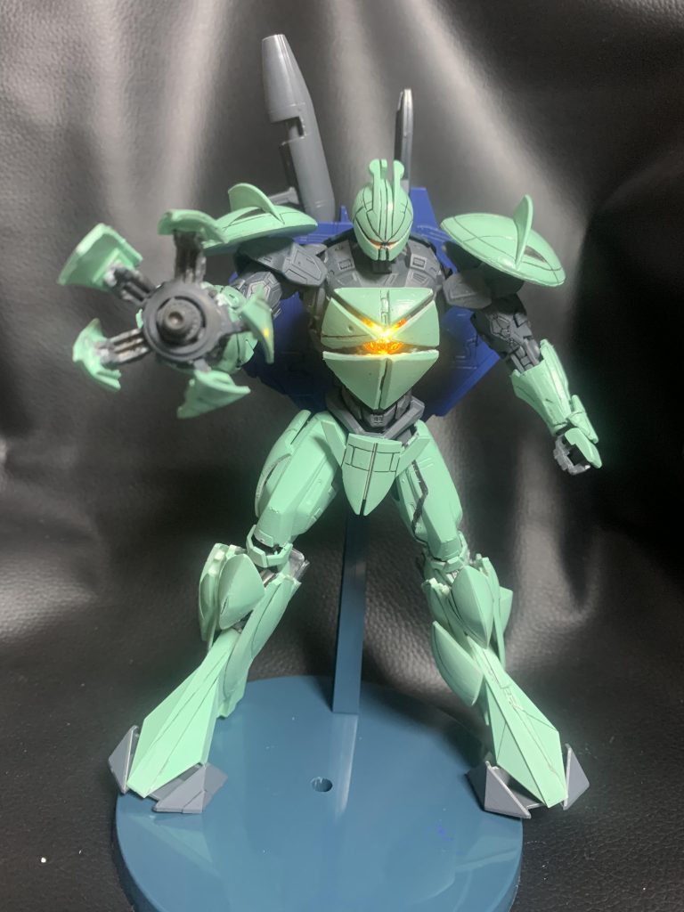 元キットにライトユニットが搭載できるのでそのまま使えます。溶断破砕マニピュレーターもといシャイニングフィンガーは余ったパーツとガチャの容器を組み合わせて作りました。