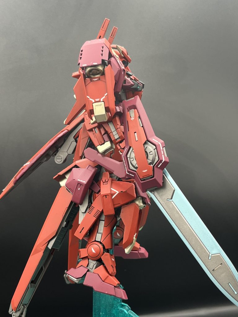 元々黄色だったところはゴールドで塗ってみました。水性ホビーカラーの黄色が非常に乗りにくいので日和りました(;´Д`)