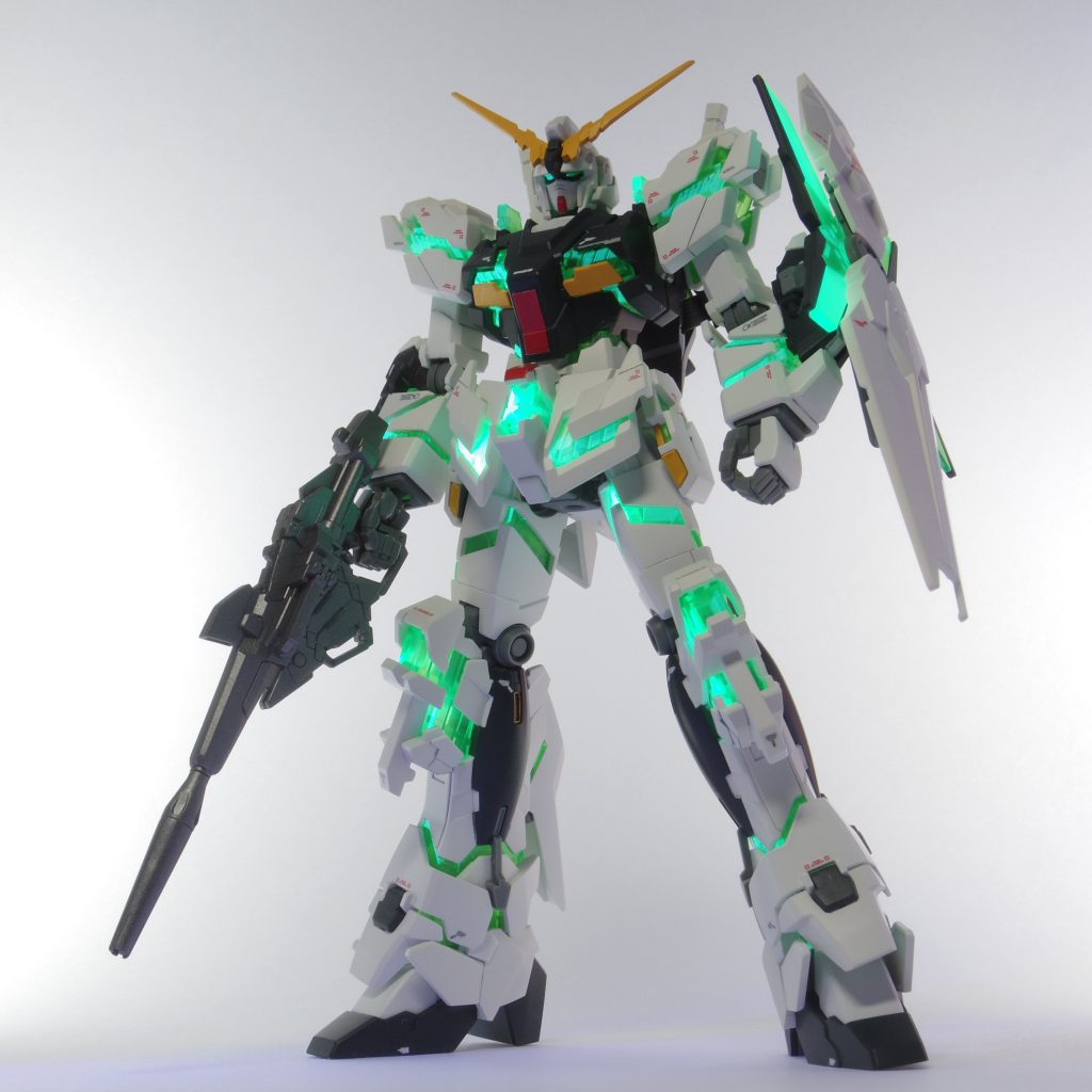 ビコーン!!クリアパーツを蛍光塗料で塗装したのでUVライトを照射してみました!どことなくνガンダムVer.Kaの箱絵風……………………自意識過剰でした………すみません(´༎ຶོρ༎ຶོ`)ゆ、ゆるしてください…:(;゙゚'ω゚'):