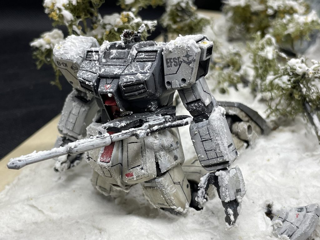 寒冷地ジムは少々昔のキットなのでオリジンザクとの釣り合いを持たせるため筋彫りなど追加しています。