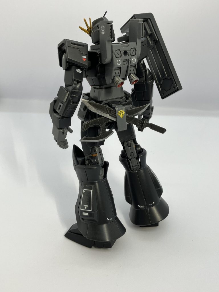 背面です。ナイフ二本は腰裏にマウントできます。