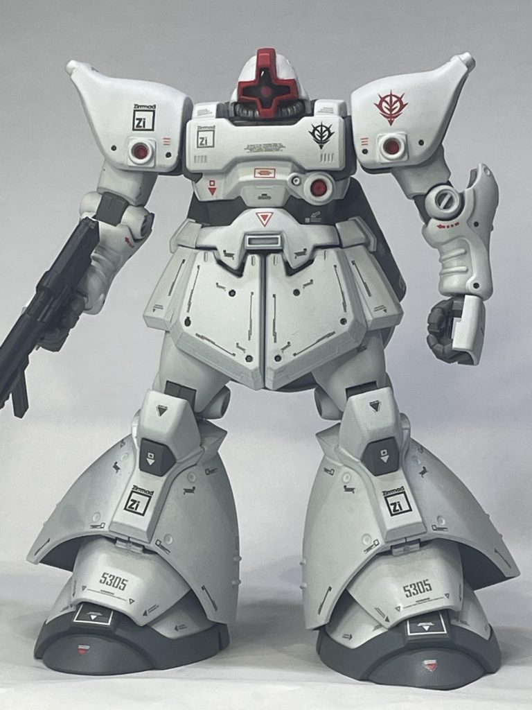 隠蔽力の低いホワイトがのるようにグレー、ライトブルーと下地が馴染むよう何度も塗り直しました。地味にみえてなかなか骨がおれました。