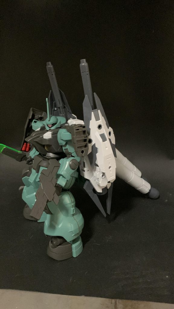 初期構想。ジェガンの盾はご覧の通り受けのパーツに3mm穴をぶち開けて突き刺してます🤣うっかり詰んじゃってた30MMオプションをなんとか活かしたいというよこしまな気持ちも少なからずありました🫠モノアイのジュエルシールはそのままではどうあがいても入らなかったので、気合いでカチ割って削っていい感じにしています🤣