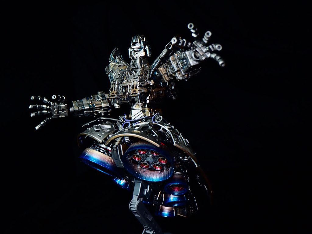 バーニア部分は、黒サフ→シャインシルバー→ゴールドとクリアを混ぜて薄め液多めのクリアゴールド→クリアレッドとクリアブルーを混ぜて真ん中にクリアパープル(もっと綺麗な紫になるかと)→外側にクリアブルー→最後に薄めたシャインシルバーを薄っすら吹いてキラキラ感を。しかしこのシャインシルバーがミス!ゴールドとパープルが薄くなっちゃった😇まぁでも初めてにしては上出来✨