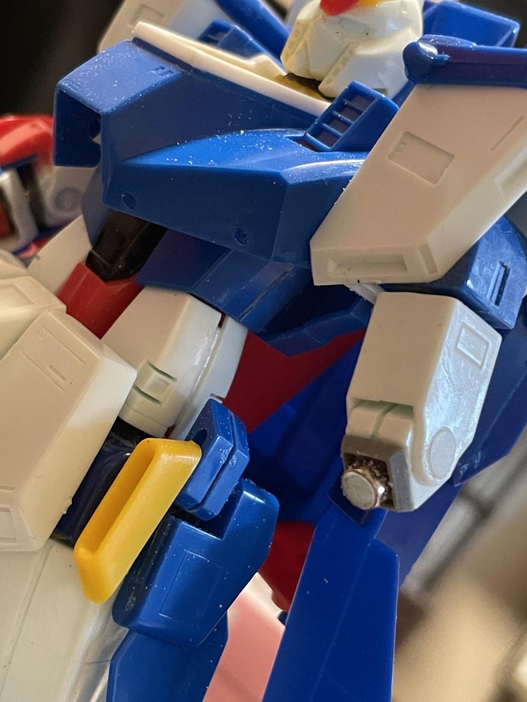 襟元のボリュームアップ。あと1番のこだわりは肘のネオジム。これにより肘の曲げられる方向が増え、ライフルが構えやすくなりました。とりあえず初投稿です。ご指導ご鞭撻のほどよろしくです。変形捨てて立たせて飾ることを前提に改修しました。旧キットの好きなところは頭部のデザインが他のモデルよりもだんとつで設定に近いってところです。立ち姿でキメるには肘の角度が大事かなと思ったので禁断のネオジム磁石で工作しました。脚の形状も瞬間接着剤でのゴリ押しです。絵の具は思ったよりゴテゴテなんで、日本画というか砂絵みたいな質感になってますが、無駄に味わいになってて気に入ってます。おこがましいですが、MGやKaよりカッコいい、とか言われてみたいですね。今後ともよろしくお願いします。