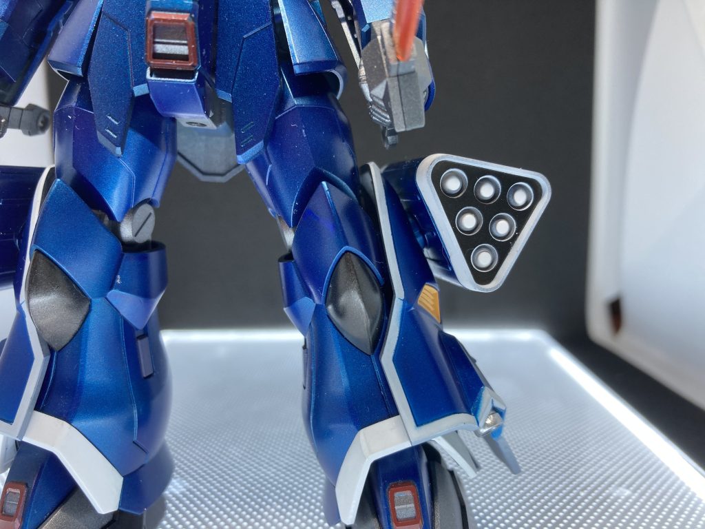 腰下部中央や足部のダクト、ミサイルポッド、下腿外側の白い部分の塗り分けで2時間はかかりました