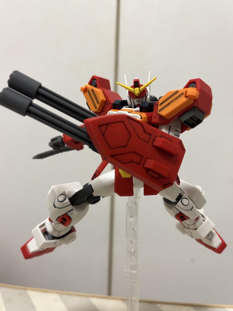 シールドガードっぽく。かなりどうでもいいんですが、このポーズで唐突に思い出したことがあって。ガンダムトゥルーオデッセイってゲームで、ZZにこのガトリングガン装備してたなーなんて。まあ、ゲームに登場してたのはツインではなくてシングルだったんですが。ゲームシステム上、ガードはかなり多用してたので、ふと思い出しました。