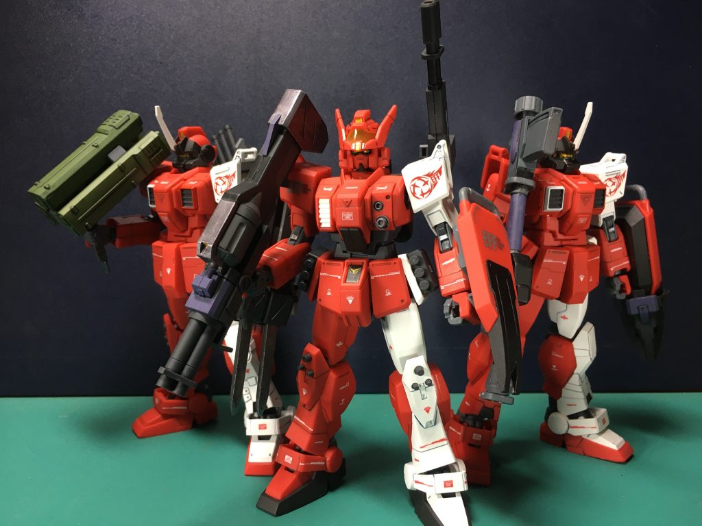 　塗装はすべてガンダムマーカーです。こちらも武器の塗装がメインです。緑＝ガンダムマーカー　MSVダークグリーンライトブルー=同MSVライトブルーグレー=同グレーグレー2=同メカグレーバイザー内銀=同メッキシルバー赤=同レッド白＝同ホワイト　デカールはガンダムRRと同様、キット付属の三巨星マーク以外にはVertexのマーキング赤・白、EFFマークはORIGIN汎用①や④から使用しています。　発表当初はダサいダサいとこき下ろされていましたが、デカールワークでかっこよく見えていたら幸いです。　本当なら年末年始休みで完成させる予定だったんですが、休み半ばにしてコロナ感染したため作業が途切れていてようやく完成しました。