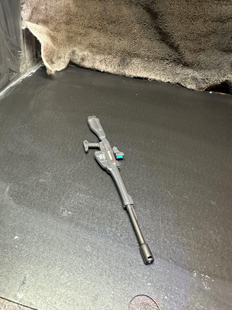 ストックを切り離して逆に付けたりセンサー的なの移植したりショートバレル化したりマズルをパテでアレしたり…