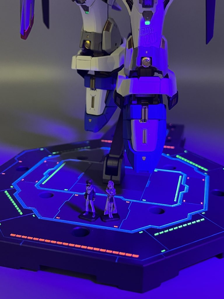 ディスプレイベースもしっかり塗装キラとラクスも丁寧に塗り分けました