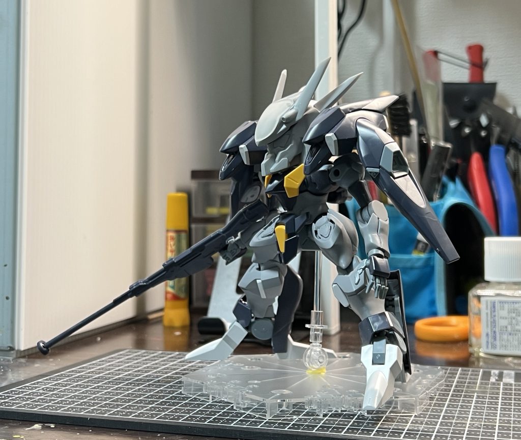 短縮した箇所をパテで整えました、前腕のビームサーベル格納ギミックは無くなりましたwビームライフルも長すぎたので短くしました。