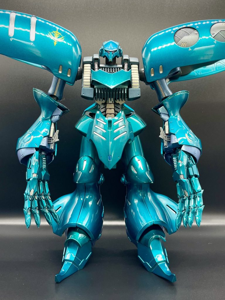 グロス映えする大型のキットですので、奇を衒うような事はせず、シンプルに飴ちゃん塗装とパールとでグロス仕上げにしてみました。