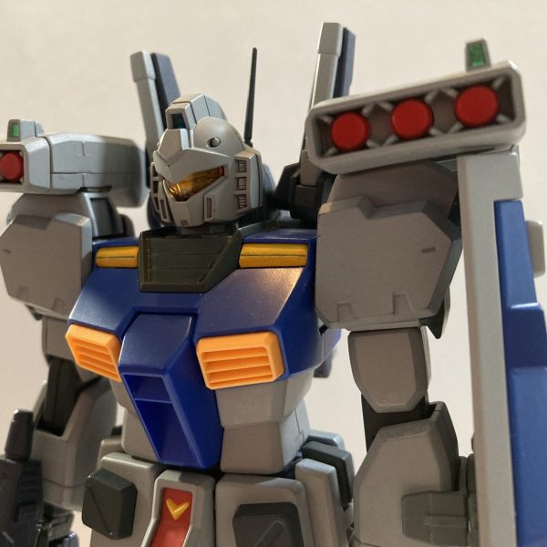 1/100でジムⅢのカスタム機を妄想してます。ジムⅢと言ったら、特徴的な肩部のミサイルポッド。サイズ的に1/144のスタークジェガンの物がジャストフィット。ジムⅢ感UP❣️設定では4連ミサイルなんですけどね。笑腰部のミサイルは、クリアランスが無く、腕が外側に開いてバランスが悪くなるので取り付けないことにします。  （1枚目）