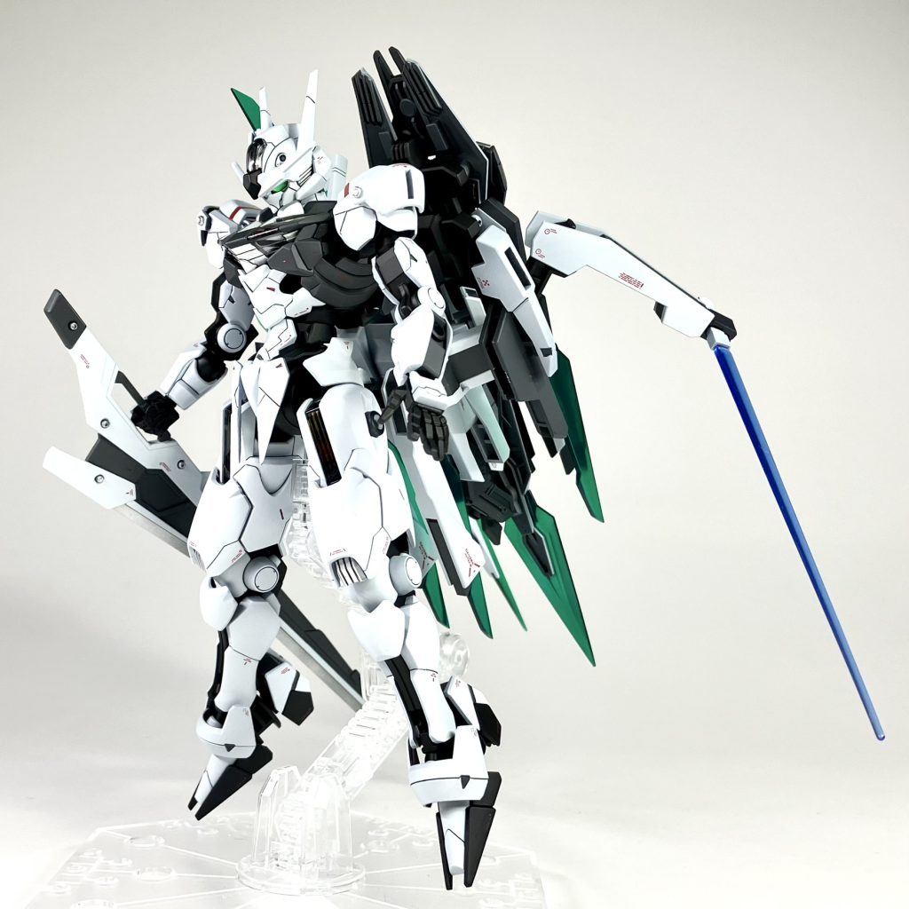 背中のソードビットはMGクアンタのパーツを使用しています。ソードビット射出後のビームサーベル片手持ち（ザンライザーアーム）