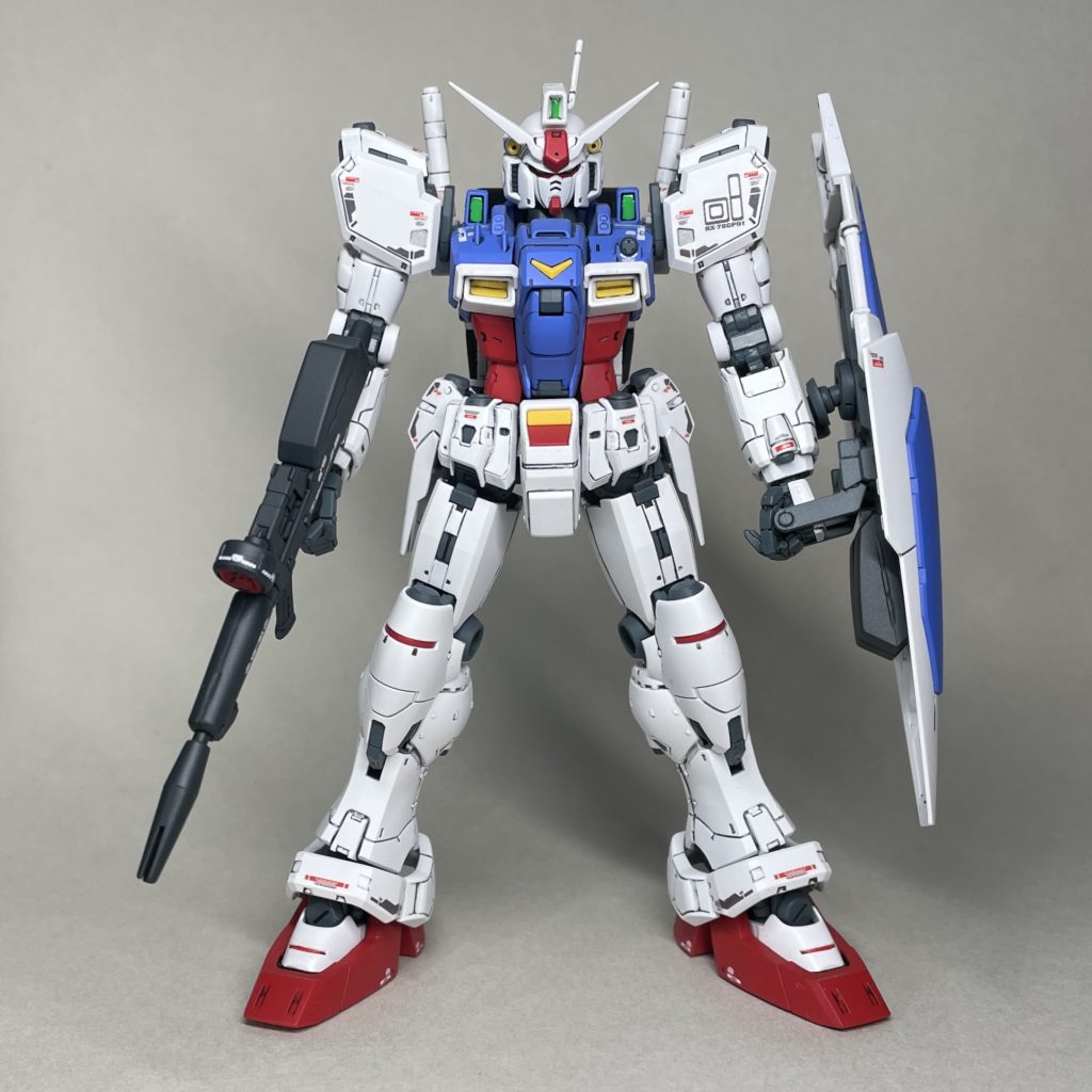 正面 パネルラインなどを彫り直したのは胸部ダクトの黄色いパーツくらい。ほとんどの部分は、元からあるモールドにスミ入れして拭き取っただけです。フトモモの前のパーツの真ん中のグレーに塗った部分のみ、スミが入りずらかったので、ピグマ005のペンで書き足しました。