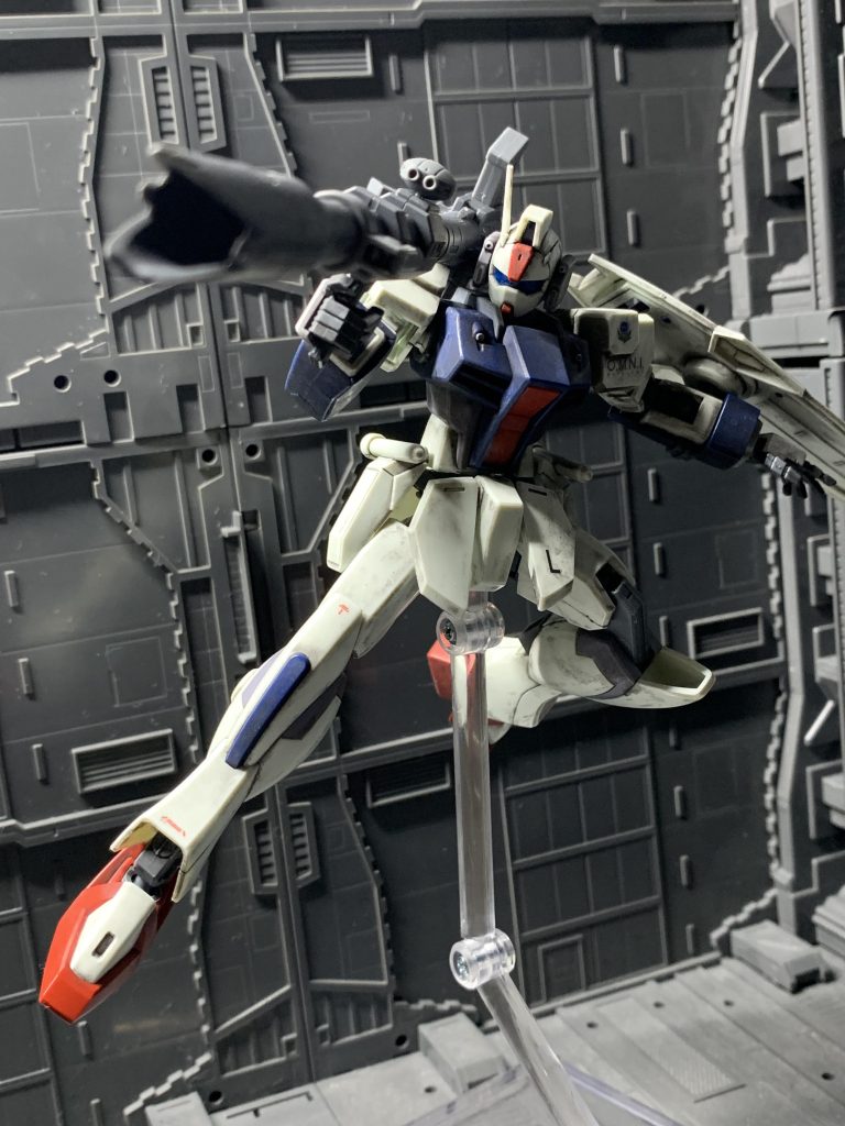 システムウェポンのストライクバズーカを持たせてみました。けっこう似合います。