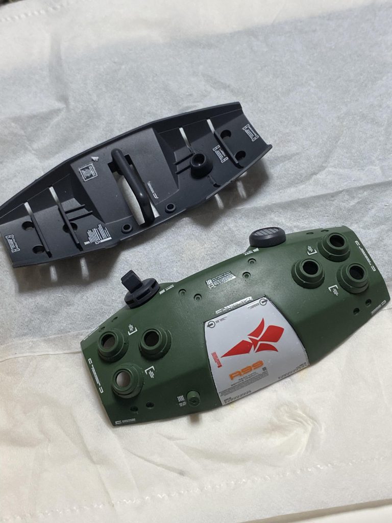 シールドにマーキング 火星の傭兵会社のデカールを何処かの騎士団的なマーキングにアレンジ。