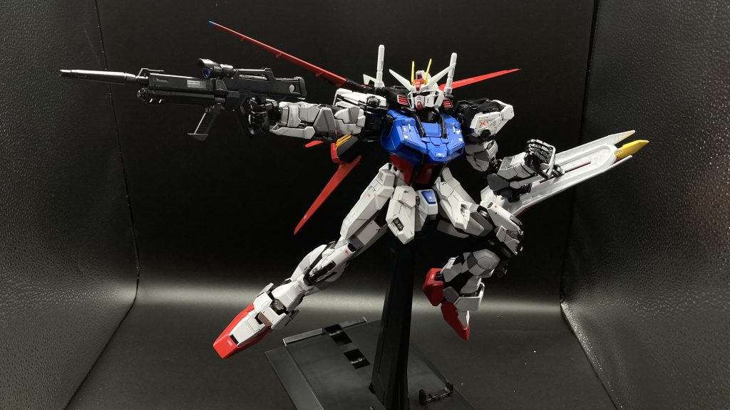 そしてエールストライク。SEED撃ちもバッチリ決まります‼️ただ、ビームサーベルはギッチギチにハマってしまったので抜刀できませんでした💦