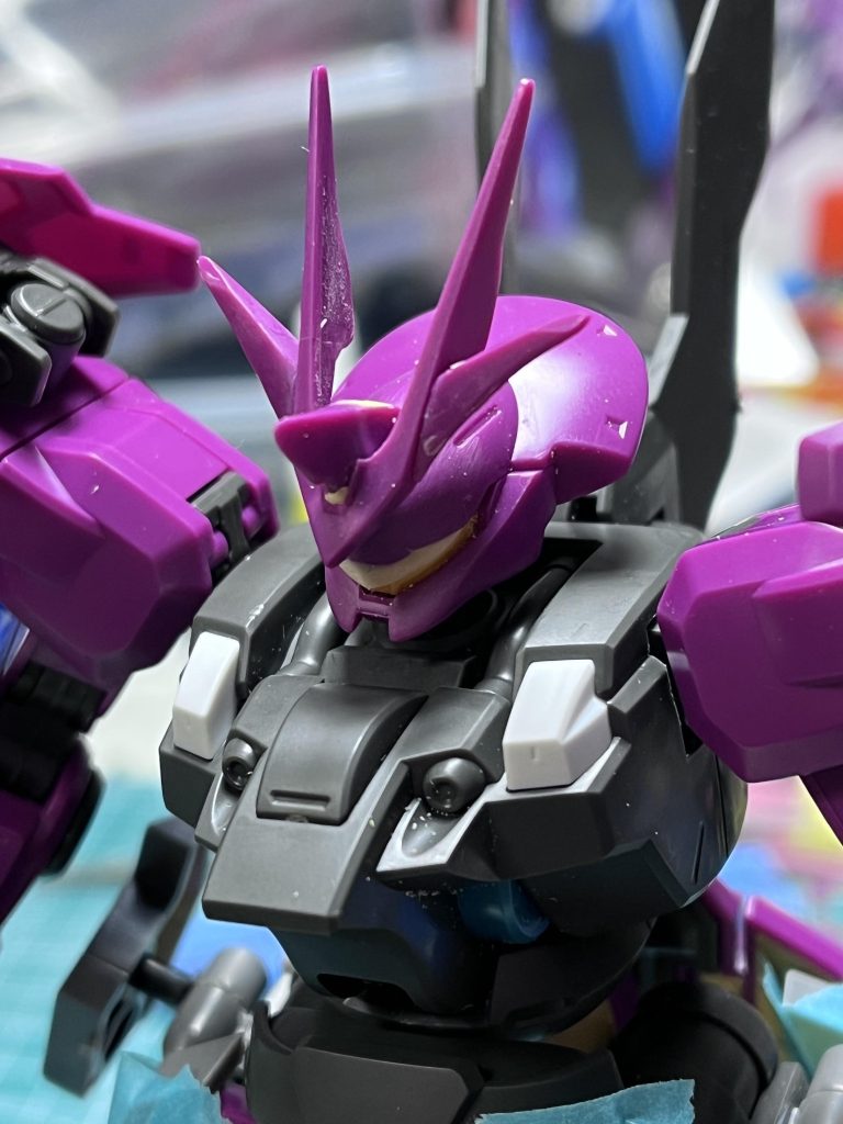 ノーマルのツノも好きじゃなかったので、バラバラに切って作り直しました。上部ヘルメット先端も延長し削り出ししています。