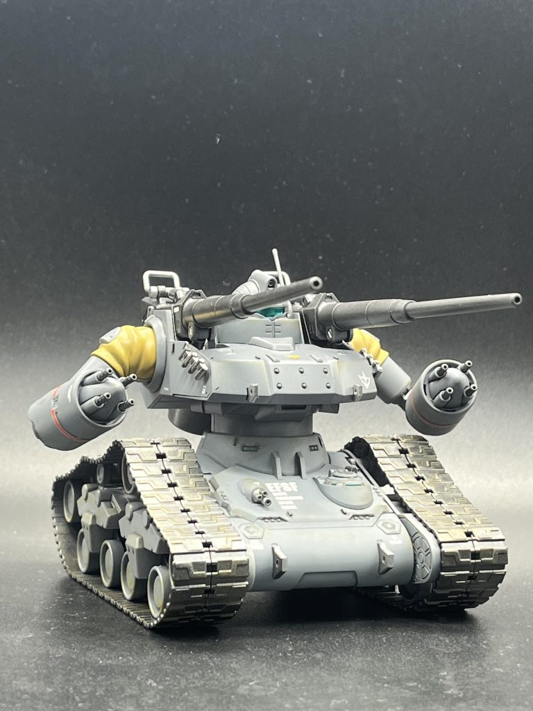 腕がキャタピラに巻き込まれそうでヒヤヒヤするデザイン。