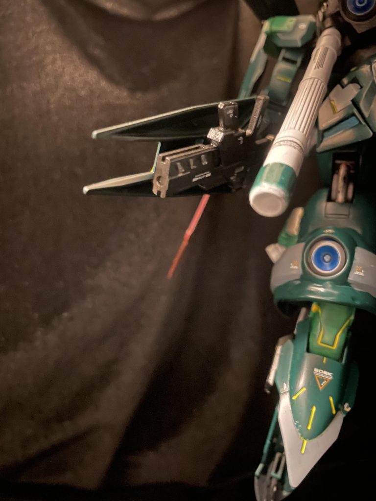 武装は、ビームバルカンに加えて実弾バルカン、ジュリアンソード、ビームライフル、ビームトーチ。ビームライフルとビームトーチは太もも横のバインダー裏にネオジム磁石で格納できます。