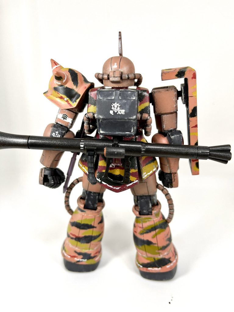 ザクバズーカとザクマシンガンのスコープに、ダイソーのデコレーションテープを貼り付けてその上にレジン液を流し込みました。ちょっと盛り上がってるのが分かりますでしょうか？