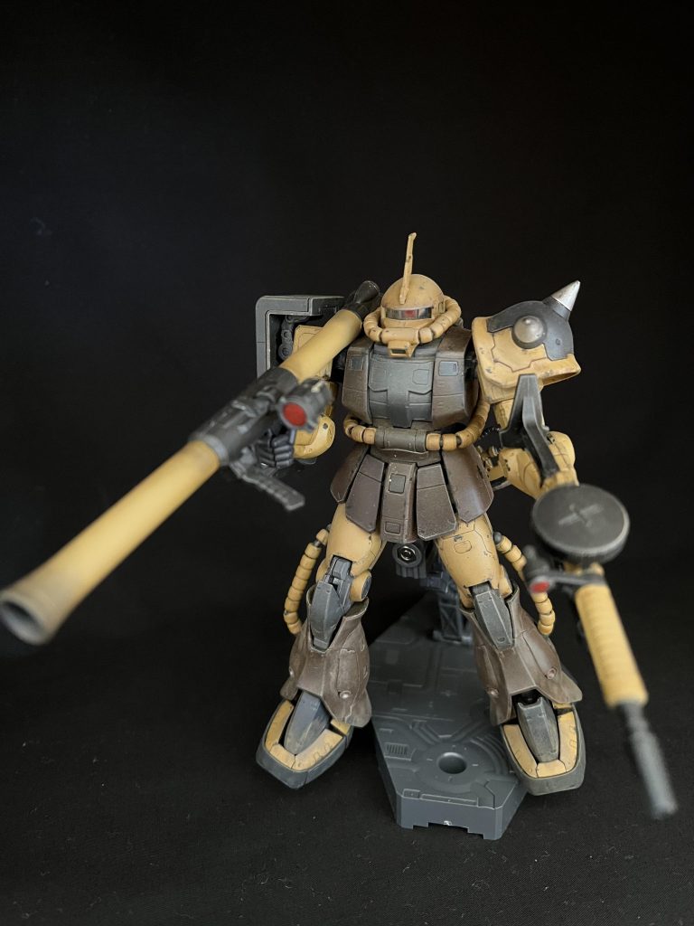 下地処理が甘く、動かすと関節が擦れて塗装剥がれるのでポーズは控えめですw剥がれた所は、黒とグレーでチッピングして塗装剥げを表現!(実際剥げてるw)おかげでMSが動く際の塗装が剥げてる場所が良くわかったのでこれからのチッピングの表現力のレベルアップになったぜ!