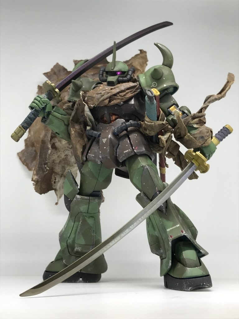 二刀流、二本差しverってか刀長すぎ…写真に刀と全身を収めるにはこのポーズしか思いつきませんでした刀はそのままじゃ持てなかったので、柄の部分をバツっとニッパーで切って細くして持たせています←作り方が雑