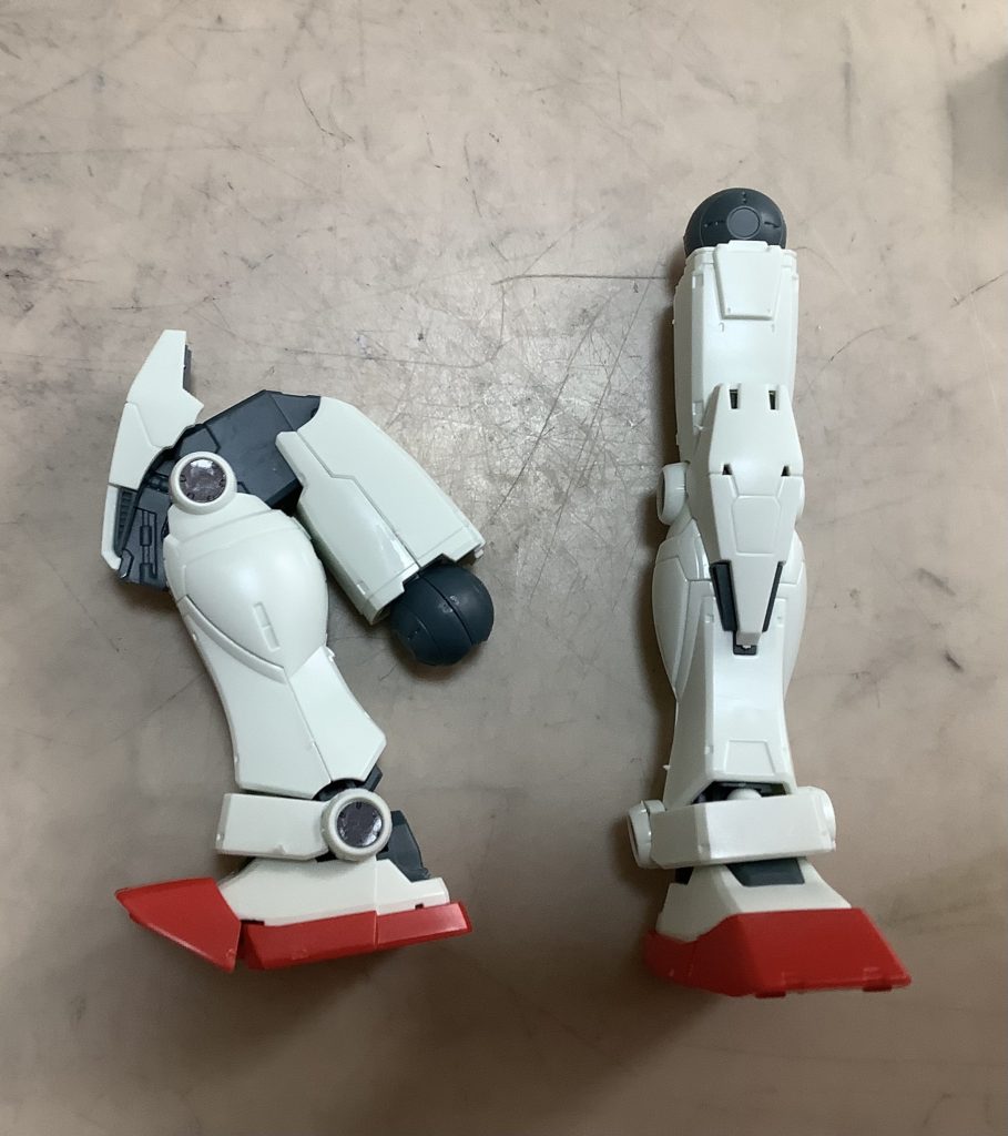 さて、脚部も作りましょう。腕と同様二重関節になっており、膝が連動して動きます。さらにつま先も上に可動します。