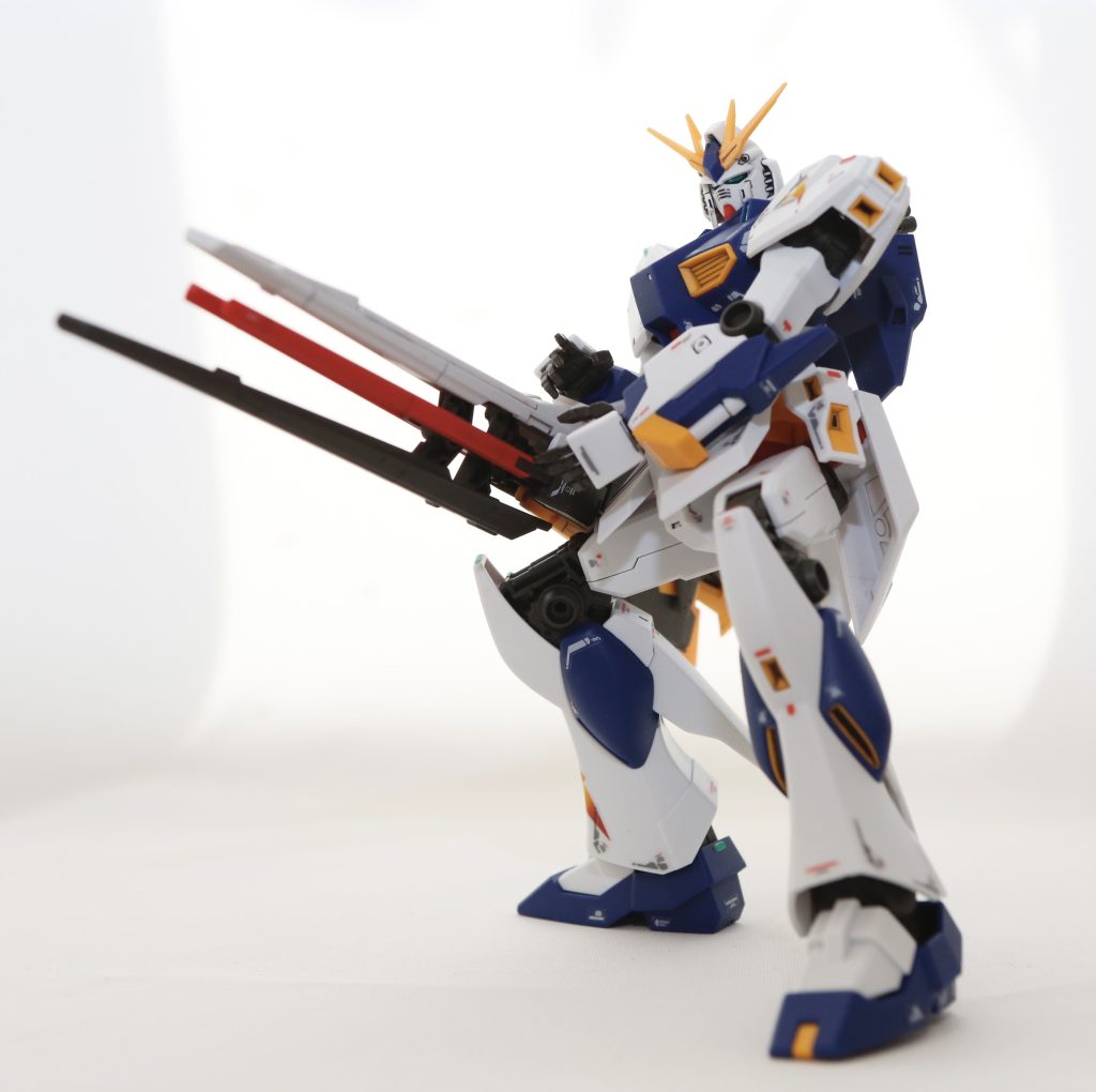 ロングレンジフィンファンネルを腰だめに。