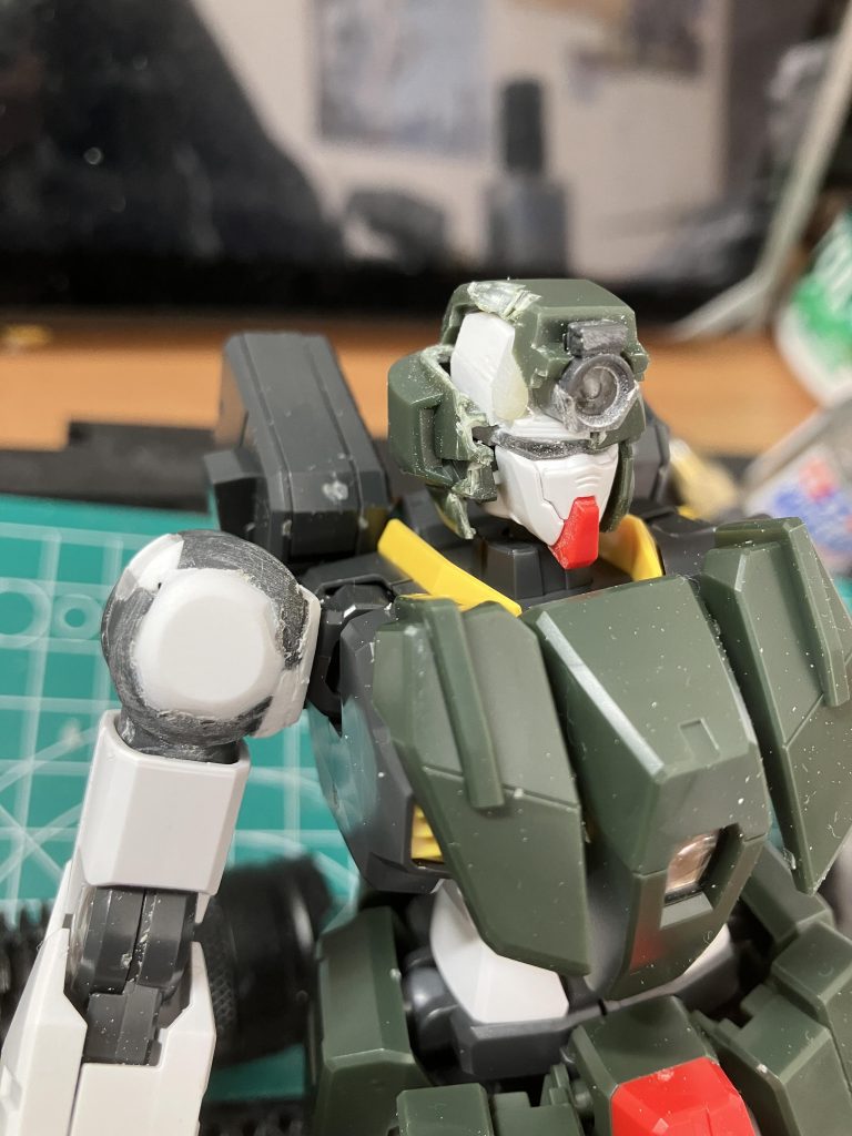 頭部・肩パーツ整形時。汚すこと前提なので素組みする時はランナーから1度切りです。