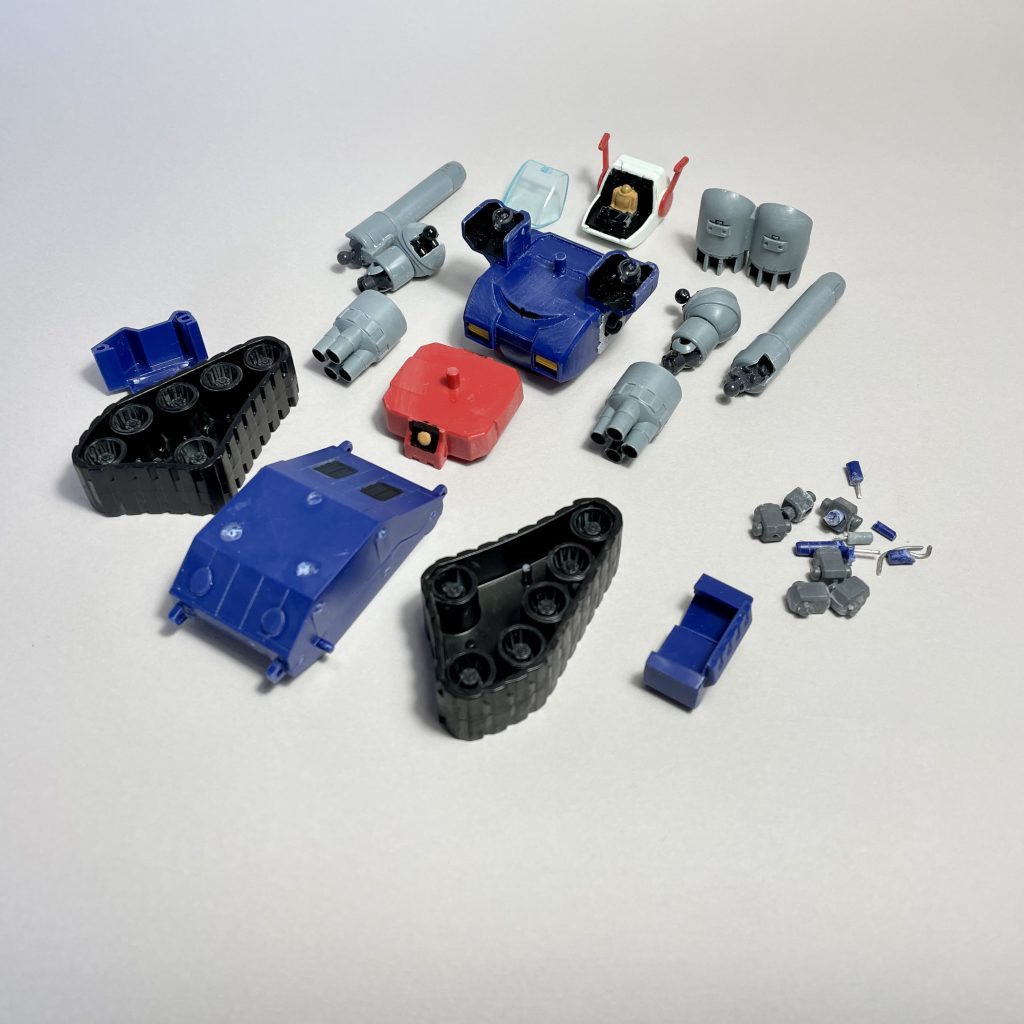 バラして百均のブロックを用いて、稼働箇所をボールジョイントにしました。以前は針金と瞬間接着剤で治しながら遊んでくれていた機体です。