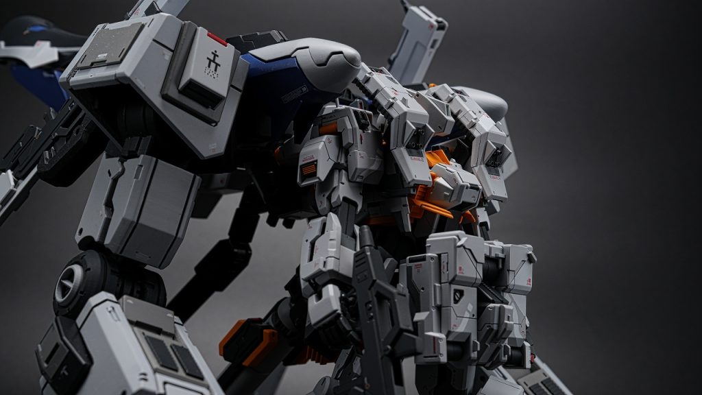 圧倒的なサイズですが、それだけに大雑把にならないように注意しました。サイコガンダムの腕は1/100サイズでフル稼働です。