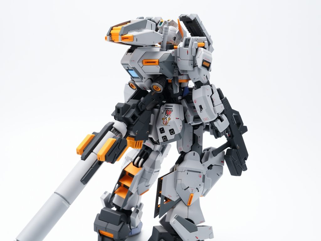 フルドドを接続する為に通常仕様のバックパックで製作。キハールからインスパイアしたプロペラントタンクに予備マガジンをセットできます。