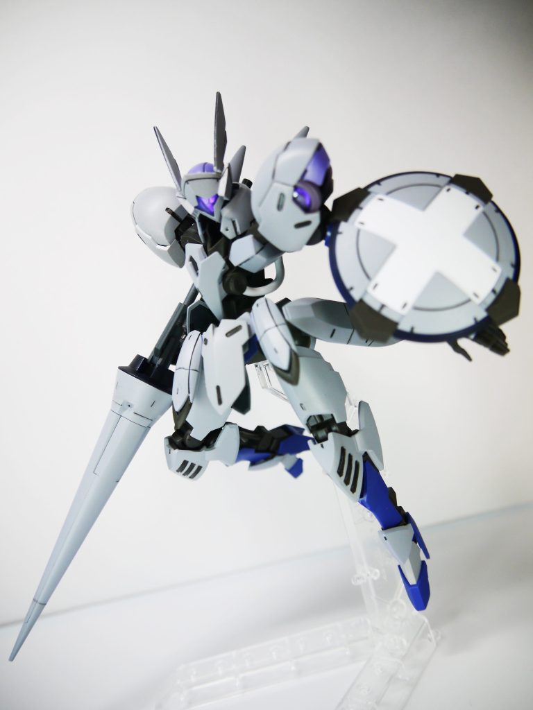 ミカエリスを組んだ時に感じたゴツいと言うイメージを自分の好みとすり合わせた結果、鉄血のヴァルキュリアフレームが目にとまりました。そこで機動性重視のミカエリスがいても良いのでは?と思い手を入れ始めました。