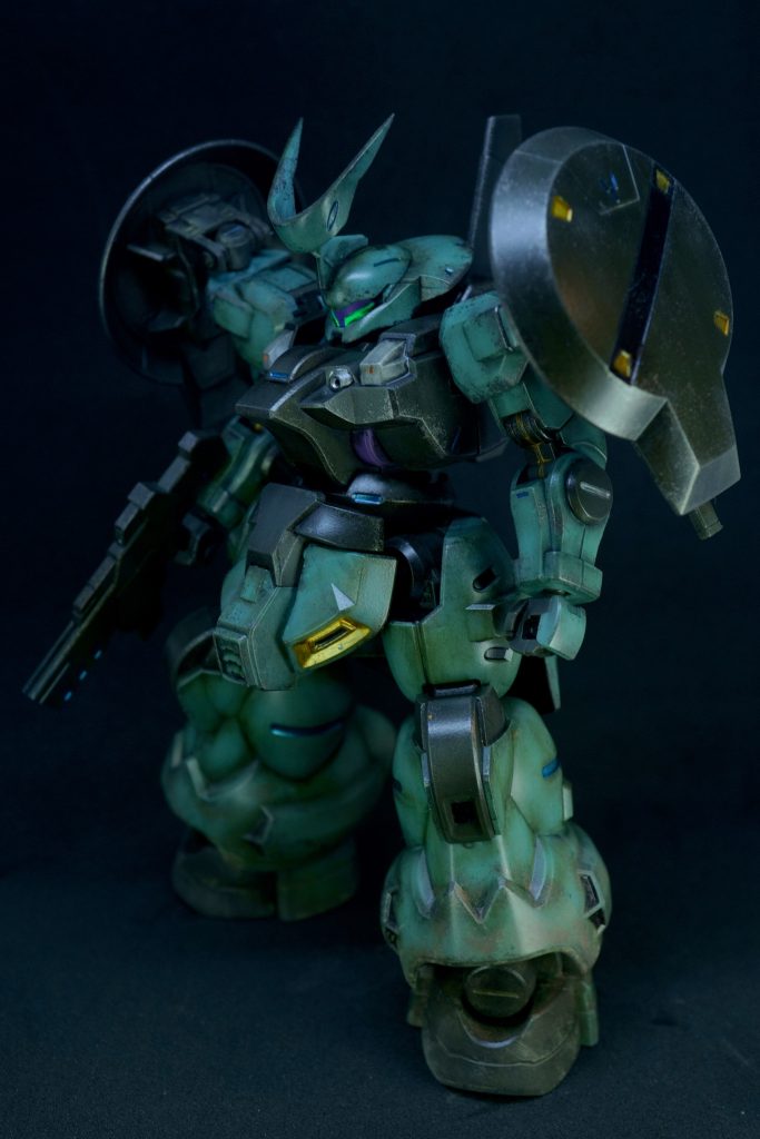 足元には、転がってたガンタムウェザリングマーカーのサンドブラウン(砂)をスポンジに染み込ませて、チッピングの要領でポンポン。しかし、最後につや消しを噴いたら、物の見事に存在が薄まってしまった。