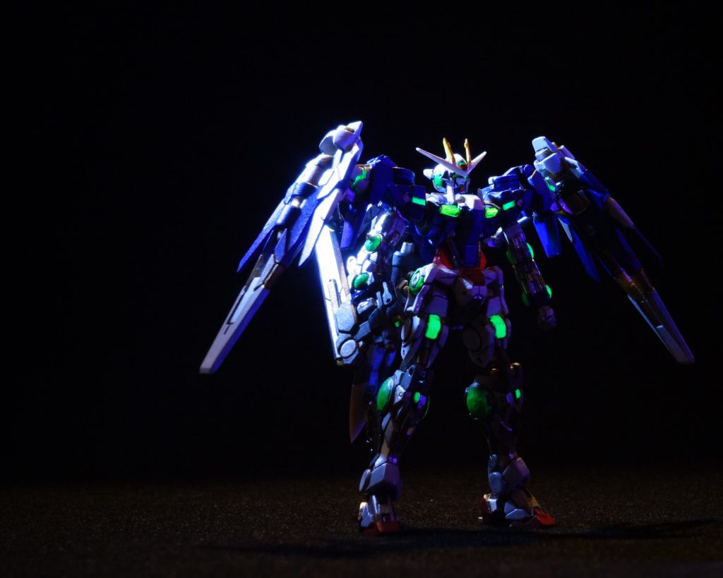 時間制限あり、無改造なので、塗装でちょっと遊ぼうかと。青の部分はライトブルーヤ⇒ブルー⇒パープルのグラデーションをガンマカ・エアブラシで（写真ではわかりませんね（笑））。丸いグリーンのところなどは蛍光グリーンで塗装してブラックライト・電飾に。