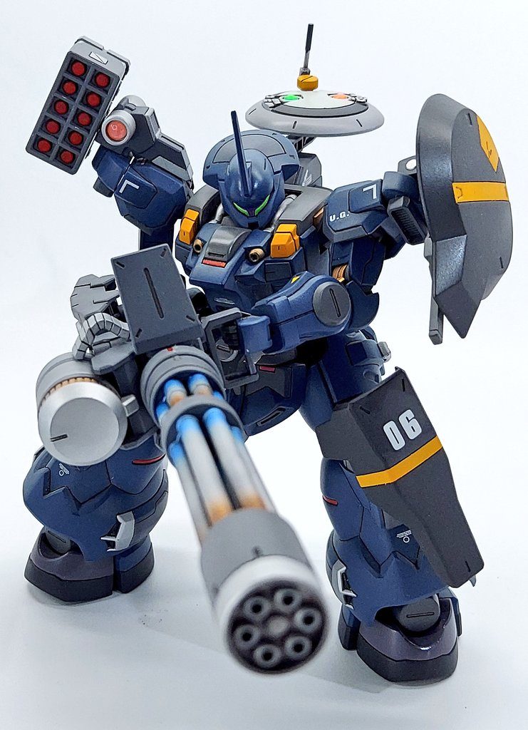 両手で構えれるように改造してます構えた時にシールドでバイタルパートが隠れる感じに…