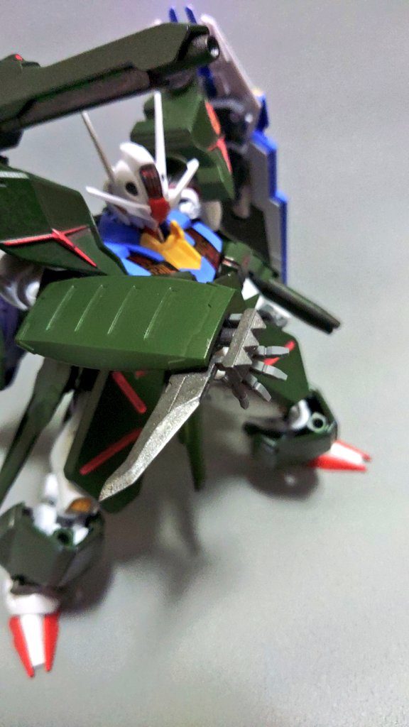 フライトユニットが腰部に移動しビームサーベルが取りづらい位置にあるので右腕のシールドにアーミーナイフ&ナックルを装備