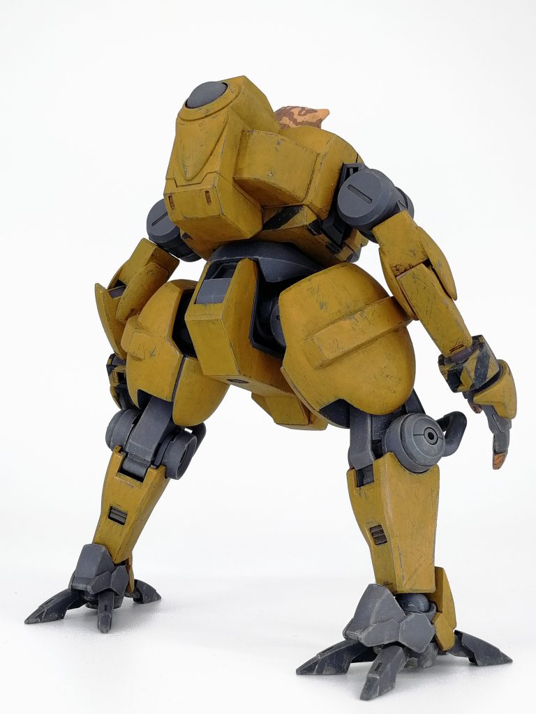 バックパックは電源系をイメージしてスラスター穴を丸く塞いでタンク化