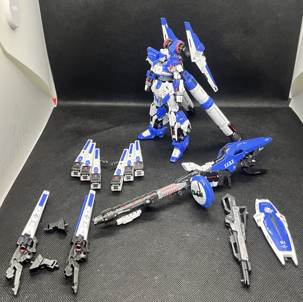全武装ライフルアメストフリ.EGνガンダムシールドはダガーL(裏側にビームキャノン)フィンファンネルはHGν大型ファンネルは30mmの武器とνガンダムFFのファンネルの余りパーツメガバズーカランチャーはジャンクパーツの塊