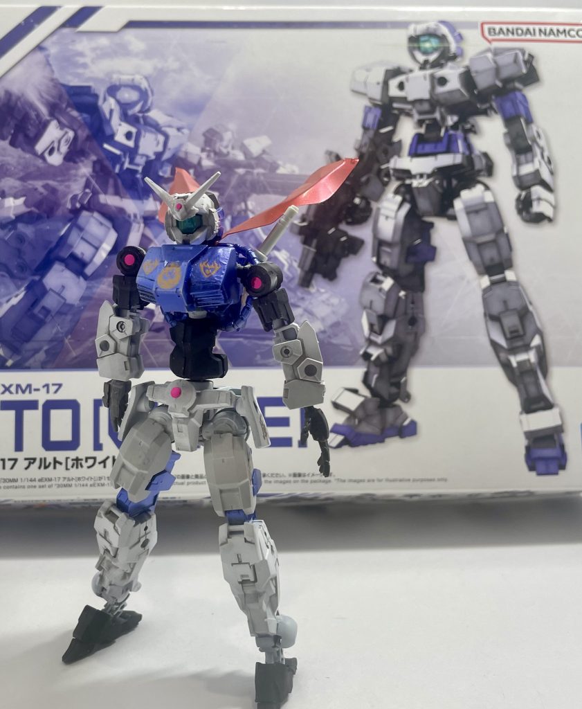 毎度お馴染み30mmのアルトちゃんをベースにサクサクと作りました。頭部のアンテナと胸部はEGのガンダムのジャンク品を応用、バックパックはジムのものを使っています。そういえば背後を撮るの忘れていました。