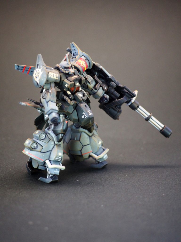 最初に黒サフを吹いてから、暗緑色、スカイグレーをエアブラシ で塗装。