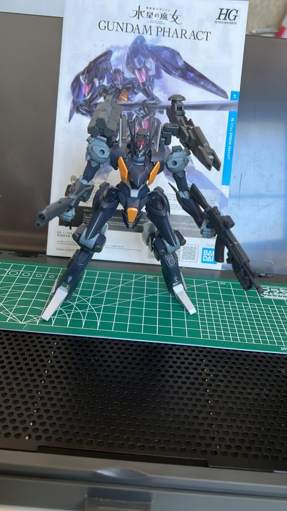 武器は30mm、コトブキヤのMSGのライフルにアストレアタイプFのミサイルにバリスティックウェポンのキャノンを加工したもの。スタビライザーはビルドパーツのアンテナセット、整波装置はコトブキヤのMSGのラジエーターセット。